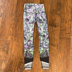 Lululemon workout pants.
